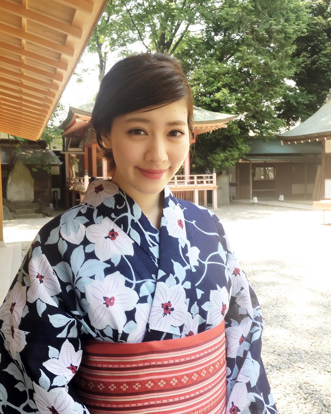 Non No 8月号ゆかた特集の杏理 じつは眉くらいの長さの前髪が トップの髪の毛をかぶせて流すことで しっとり紺地ゆかたに似合うサイドパートになってるんです くわし Wacoca Japan People Life Style Non No 8月号ゆかた特集の杏理 じつは眉くらいの長さの前髪が トップの髪の毛をかぶせて流すことで しっとり紺地ゆかたに似合うサイドパートになってるんです くわし Wacoca Japan People Life Style