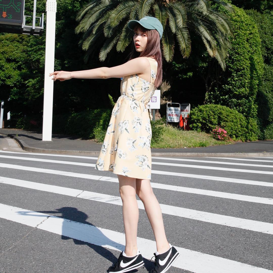 Vivi 夏はワンピにキャップ スニーカーコーデも可愛い暑かったり雨だったり くるくる変わるお天気だけど夏気分が高まるコーデはvivi8月号でチェックしてみてね Vivi Wacoca Japan People Life Style