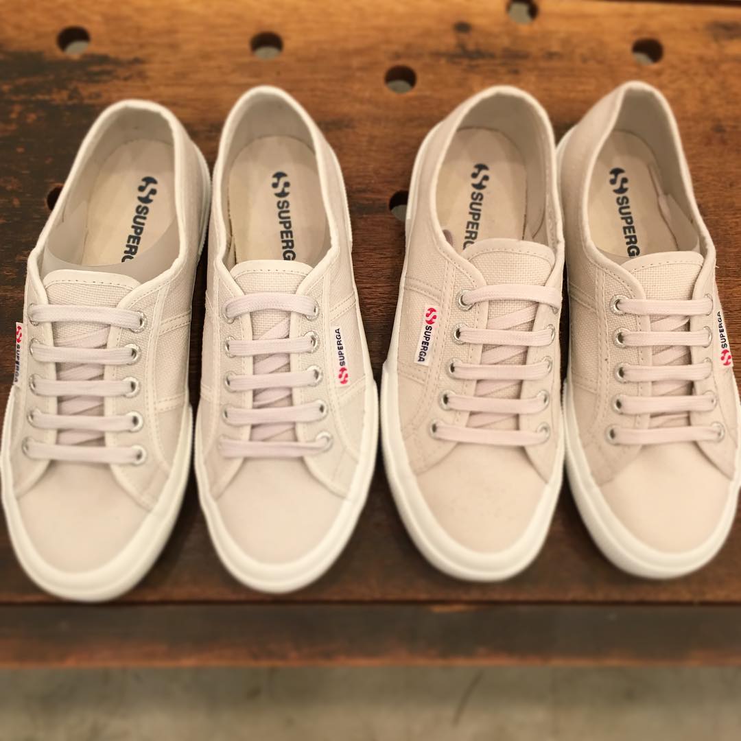 Baila スペルガ Superga Jp の定番モデル 2750 のなかの2種類の
