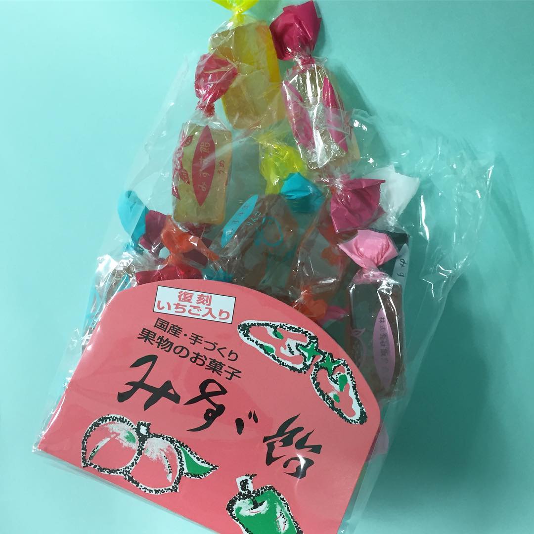 Baila 本日の編集部おやつ みすず飴をご存知ですか オブラートに包まれたゼリー菓子 しっかりと甘くて あんずや桃 ぶどうなどのフレッシュな香りも楽しめます 信州 上 Wacoca