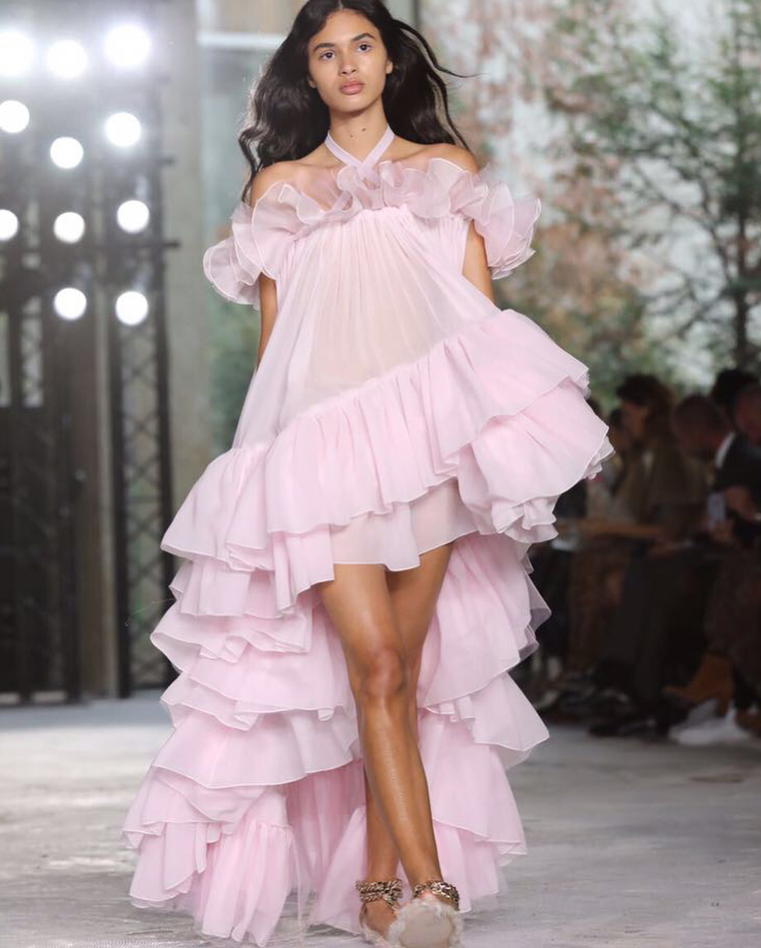 Voguejapan フリルをふんだんに使ったgiambattista Valliは ロマンティックなムード全開のコレクションを展開 Giambattistavalliparis Wacoca Japan People Life Style Voguejapan フリルをふんだんに使ったgiambattista Valliは ロマンティックなムード全開のコレクションを展開 Giambattistavalliparis Wacoca Japan People Life Style