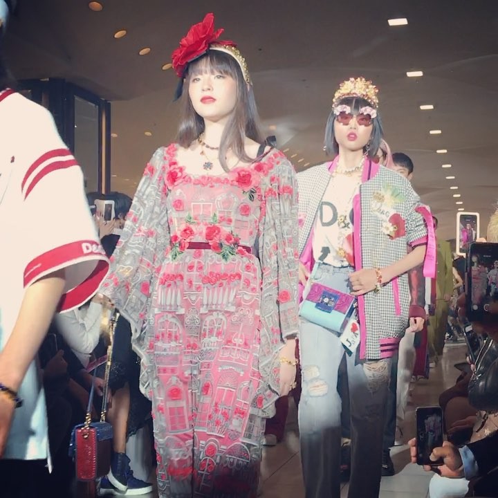 Baila ミレニアルズの波は日本にもドルチェ ガッバーナが日本のために発表したコレクションのショーは テンション高ッ Dgmillennials ドルガバ Wacoca Japan People Life Style Baila ミレニアルズの波は日本にもドルチェ ガッバーナが日本のために発表したコレクションのショーは テンション高ッ Dgmillennials ドルガバ Wacoca Japan People Life Style