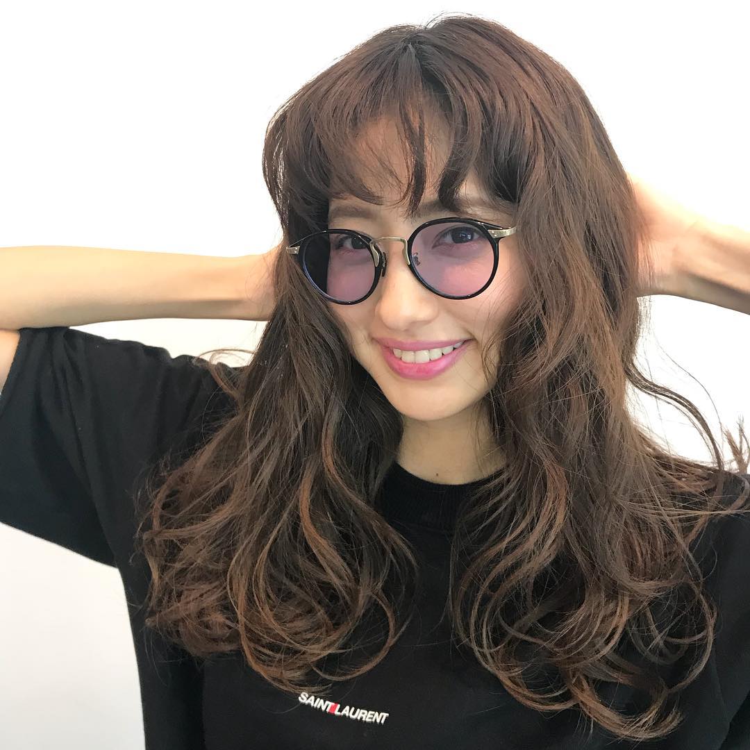 Withmagazine 千笑美のメガネ姿が可愛いー メガネは オリバーピープルズ で 度付きのカラーレンズなんだって シンプルな黒tスタイルがグンとおしゃれになるなあ Withオ Wacoca Japan People Life Style