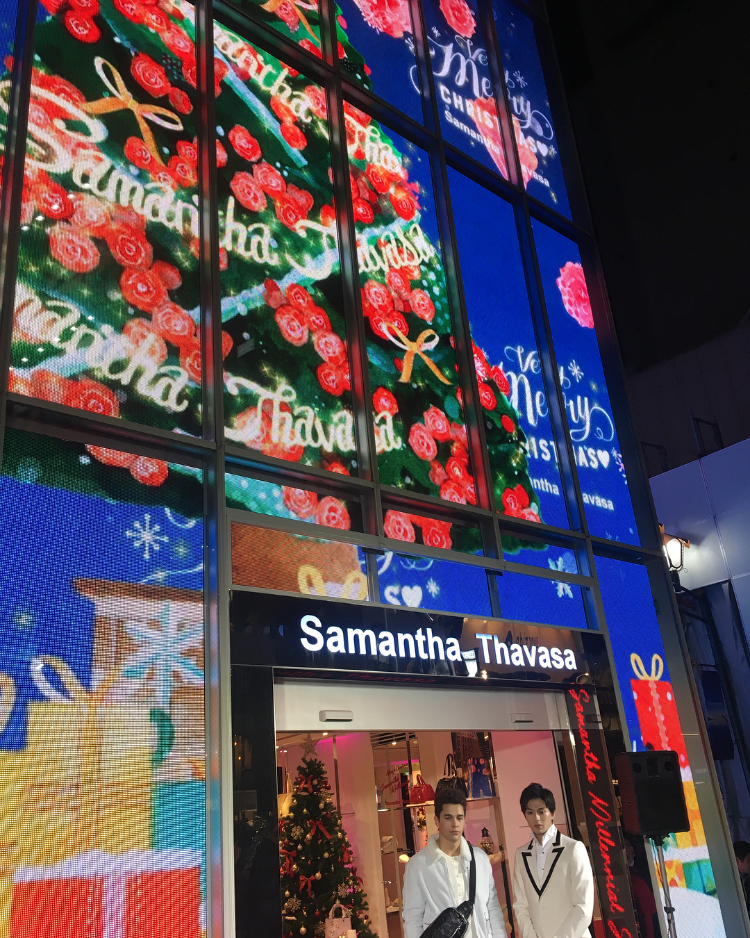 Sweetmagazine サマンサタバサにオースティン マホーンさんと新田真剣佑さんが降臨 店頭の巨大ledに映し出されたクリスマスツリーの点灯式 新cm発表会にお邪魔して来ました 気分 Wacoca Japan People Life Style Sweetmagazine サマンサタバサにオースティン マホーンさんと新田真剣佑さんが降臨 店頭の巨大ledに映し出されたクリスマスツリーの点灯式 新cm発表会にお邪魔して来ました 気分 Wacoca Japan People Life Style