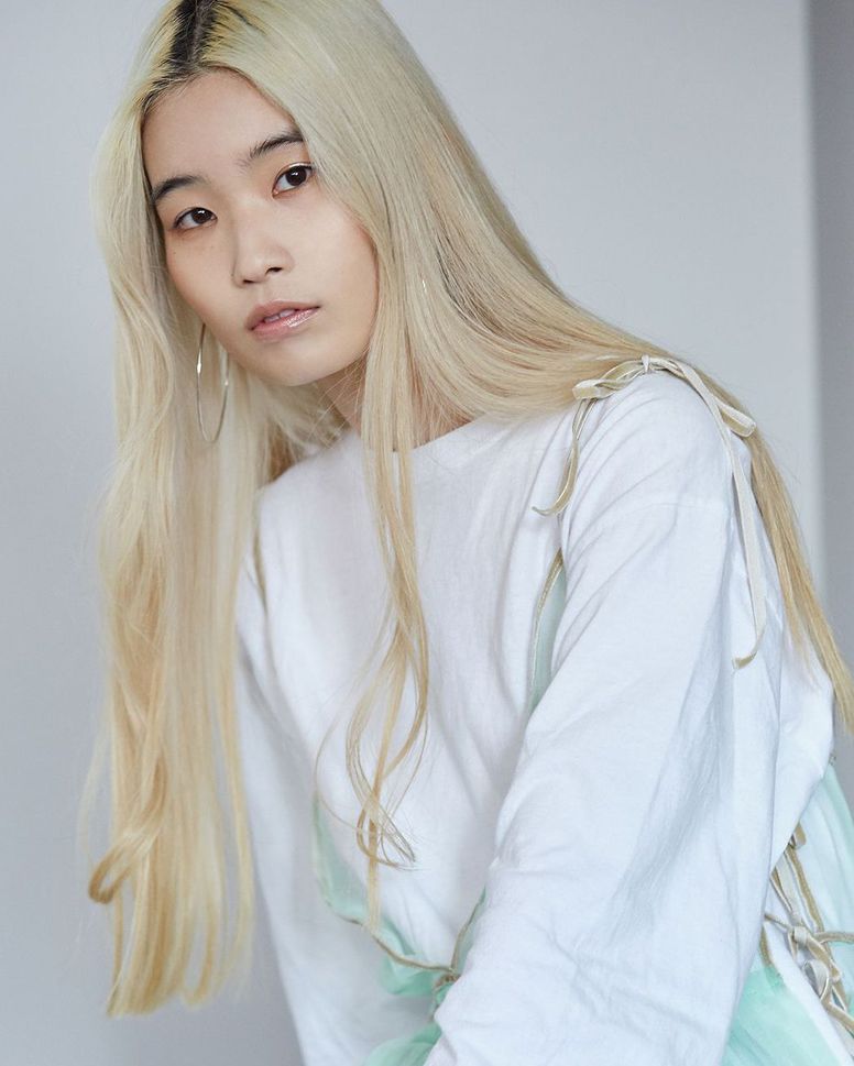 Voguegirljapan Itガールズの愛用コスメとセルフメイク術をご紹介 涼しげな目もととブロンドのロングヘアが印象的なモデルの長田侑子は モードに決まるシルバーラインでメイクアップ Wacoca Japan People Life Style Voguegirljapan Itガールズの愛用コスメとセルフメイク術をご紹介 涼しげな目もととブロンドのロングヘアが印象的なモデルの長田侑子は モードに決まるシルバーラインでメイクアップ Wacoca Japan People Life Style