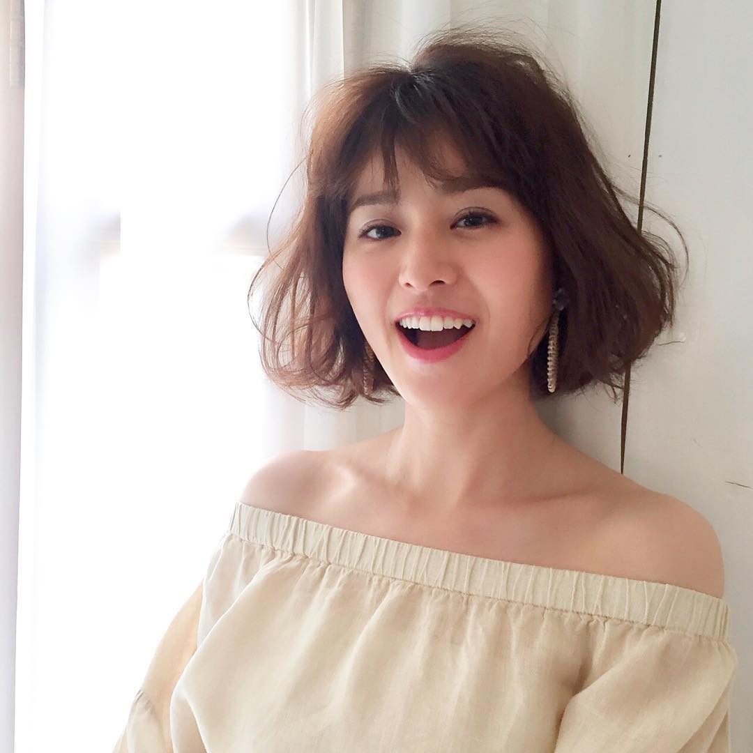 Withmagazine 今月号サンダル特集から ふんわりボブが可愛いすぎるちなみのオフショットをお届け Gwにこんなオフショルブラウスを着てお出かけもいいですね With6月号 Wacoca Japan People Life Style