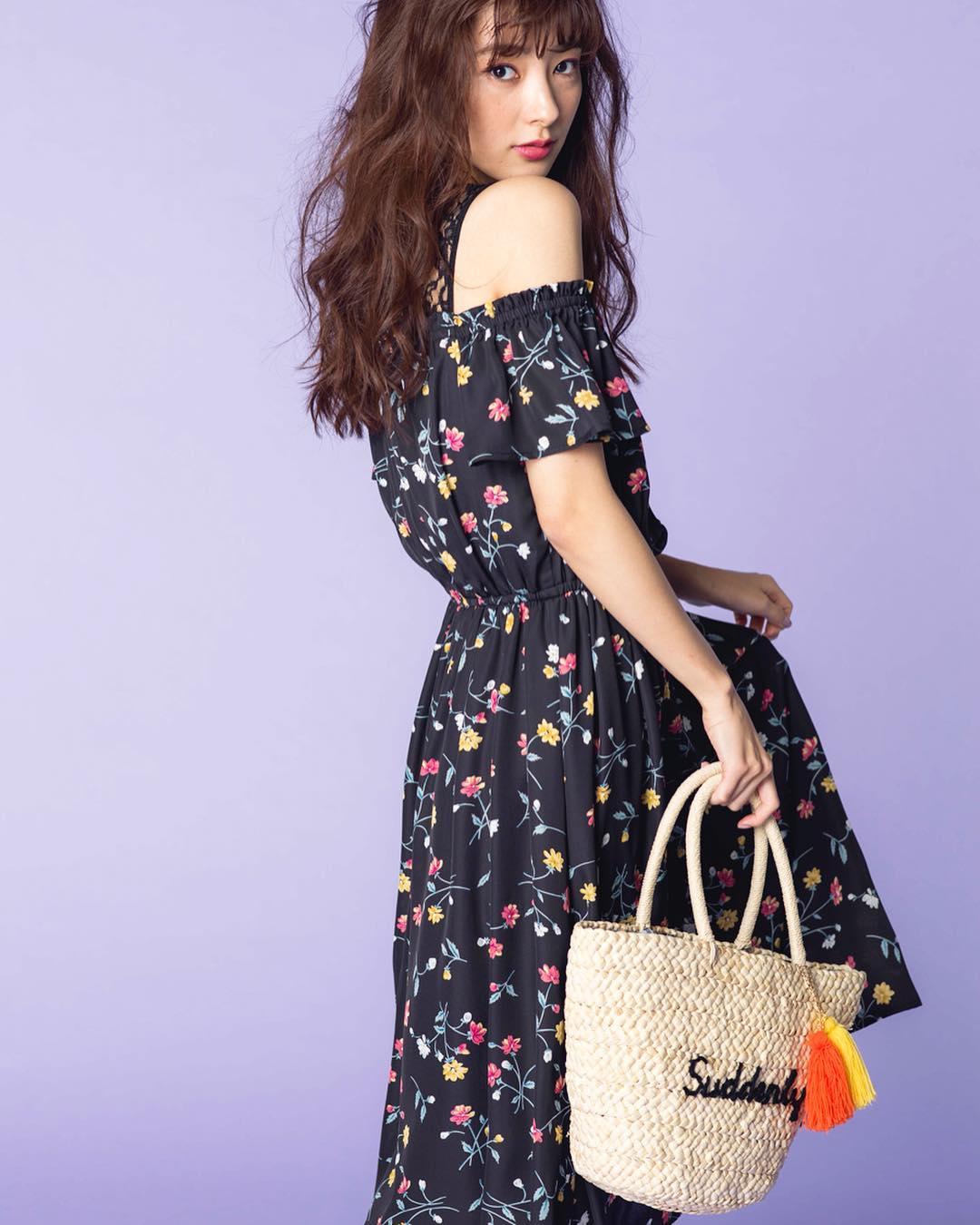 Cancam この時期買いたいアイテムをひとつセレクトしてご紹介する Can買い 企画 8月号ではingniの花柄レースワンピをご紹介 定番の形をオフショル レース付きにして Wacoca