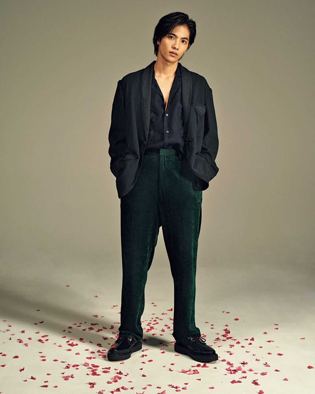 NYLONJAPAN: 様々な役柄を見事に演じこなす若手俳優・ #志尊淳 ( @jun_shison0305 )がNYLON guysに初登場。心惹かれる華のように、美しくもどこかたく... - WACOCA | Japan: People, Life, Style