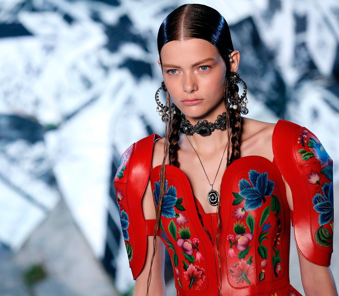 Voguejapan イギリスのフォークロアと現代女性の歩みがテーマだった今季のアレキサンダー マックイーン パンクなヴィクトリア調のフラワープリントはジャカード素材にペイントした Wacoca Japan People Life Style Voguejapan イギリスのフォークロアと現代女性の歩みがテーマだった今季のアレキサンダー マックイーン パンクなヴィクトリア調のフラワープリントはジャカード素材にペイントした Wacoca Japan People Life Style