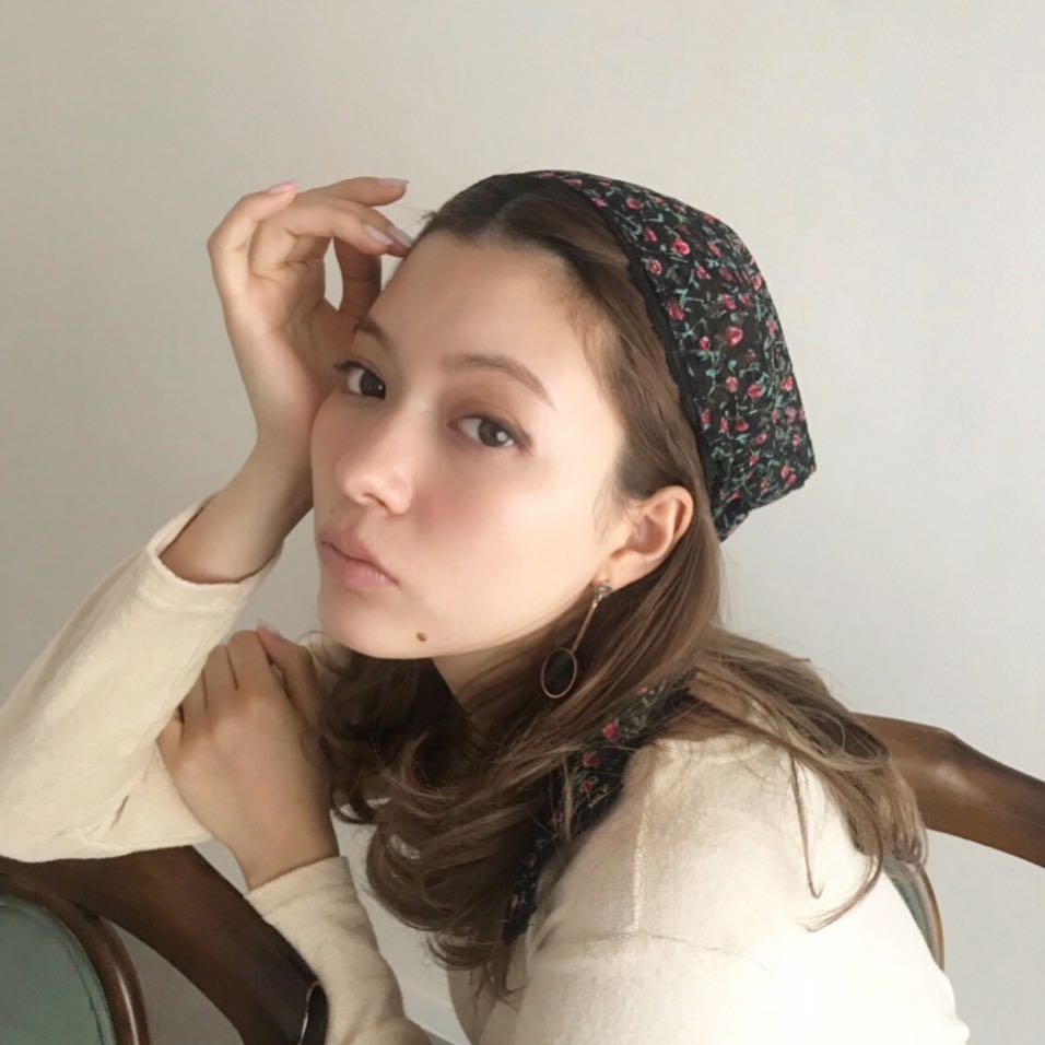 Vivi 今 海外で流行してるのは懐かしの三角巾巻き 透け感のある素材や 黒ベースだと髪になじむのでトライしやすいよ 参考にしてみてねー Alil Wacoca Japan People Life Style