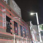 銀座と渋谷で、シャネル N°5限定赤ボトルの広告ビジュアルジャックを発見
2018年11月2日に発売され、早くも話題沸騰中のシャネル  N°5のホリデーシーズン...