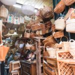 オーナーいわく、いまや国内に7～8人のみというカゴ職人による小さな店「モヴェイス・デ・サン・マメデ」。手作りの籠のアイテムのほか、機織りのような機械で編んだ葦の...