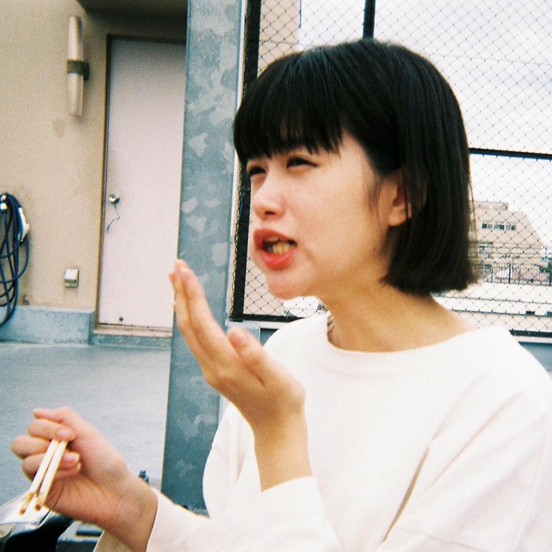 Ginzamagazine かわいい瞬間ってどこからやってくるのだろう 写真家の石田真澄さんが思う 女の子のかわいいと瞬間とは 食べてる時の女の子は みんな可愛い 屋上で Wacoca Japan People Life Style