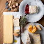 量り売りで気軽に購入できるシャルキュトリとチーズは、フランスの食卓に欠かせないもの。
photo : SHIRO MURAMATSU⠀
réalisation ...