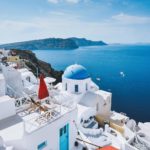 #ELLEdestination 誰もが「一生に一度は行ってみたい！」と思う夢の場所、ギリシャのサントリーニ島。エーゲ海に囲まれるサントリーニ島は、青と白のコン...