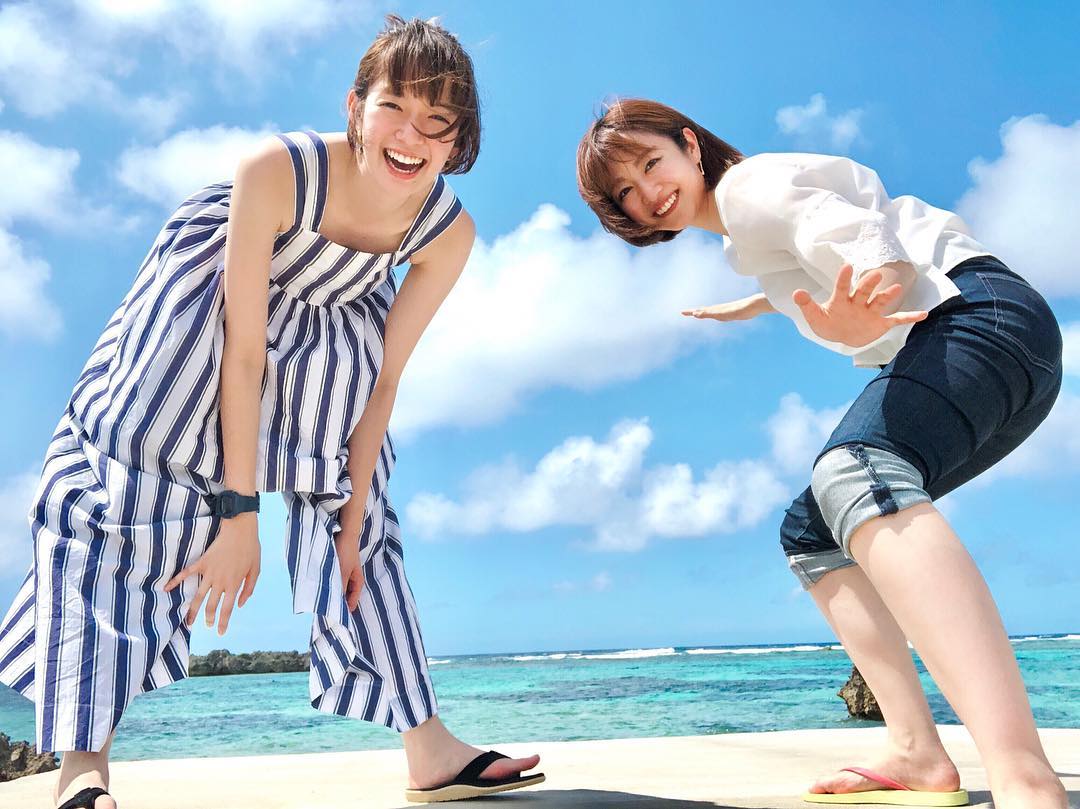 佐藤栞里 滝ちゃんと宮古島へ はじめてのふたり旅に行ってきました お天気にも恵まれて せっかくだからと 青空ときらきらした海の前で セルフタイマーを使って記念写真 Wacoca Japan People Life Style