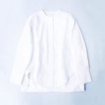 ヘムラインがユニークなCOSのシャツ。こちらは、「WHITE SHIRT PROJECT」の中の1枚です。ワードローブにあると便利なタイムレスに着られるアイテム...
