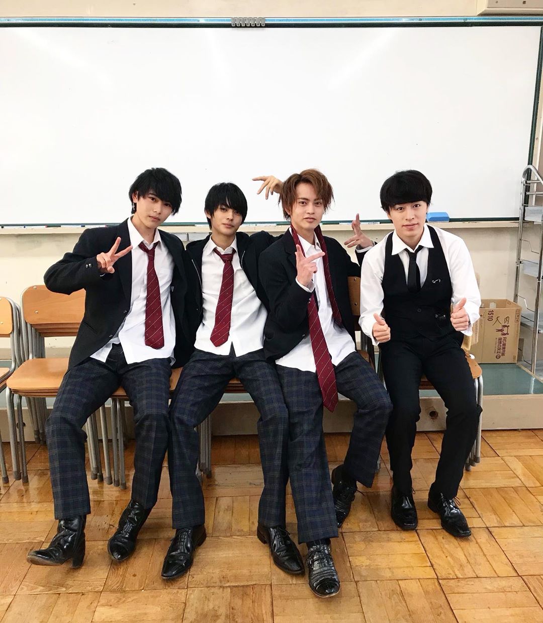 神尾楓珠 本日、TBS第4話放送です。 つけ回させていただきます。 よろしくお願いします。 自分たちなりのホスト風のポーズ。 余談ですが 最近ズボンのチャックの閉め忘れが 神尾楓珠 本日、TBS第4話放送です。 つけ回させていただきます。 よろしくお願いします。 自分たちなりのホスト風のポーズ。 余談ですが 最近ズボンのチャックの閉め忘れが