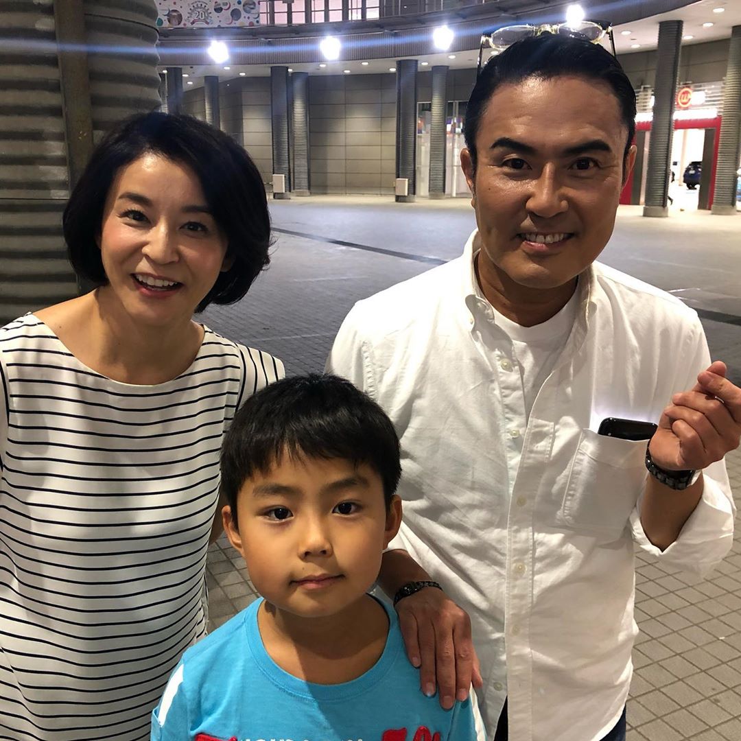 高嶋ちさ子 本日19じからは 人生イロイロ超会議 で可愛いお坊ちゃまにお会いしました その名も市川右近君 パパは右團次様 さすが名門のご家庭のご子息は品が違うね パパの Wacoca Japan People Life Style