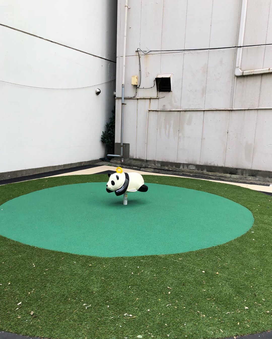 村田倫子 オフィス街に突如現れたパンダ 偶然パンダ色だったので ツーショット ここは キンキン広場というらしい 謎が深いです りんこーで は Onepiece Wacoca Japan People Life Style