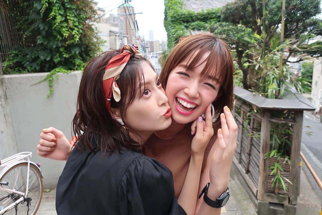 佐藤栞里 姉ありさと妹栞里の どたばた佐藤姉妹着まわしが 帰ってきましたーー 階段を駆け上ったり 縁側でスイカを食べたり ピクニックをしたり ありさが隣にいるだ Wacoca Japan People Life Style