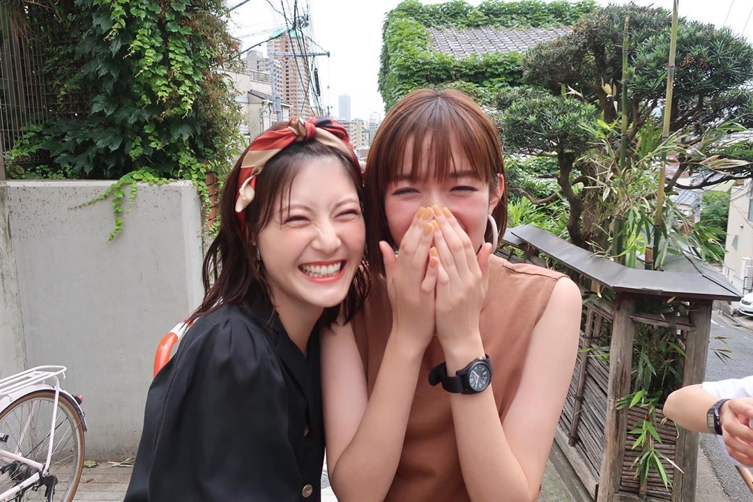 佐藤栞里 姉ありさと妹栞里の どたばた佐藤姉妹着まわしが 帰ってきましたーー 階段を駆け上ったり 縁側でスイカを食べたり ピクニックをしたり ありさが隣にいるだ Wacoca Japan People Life Style