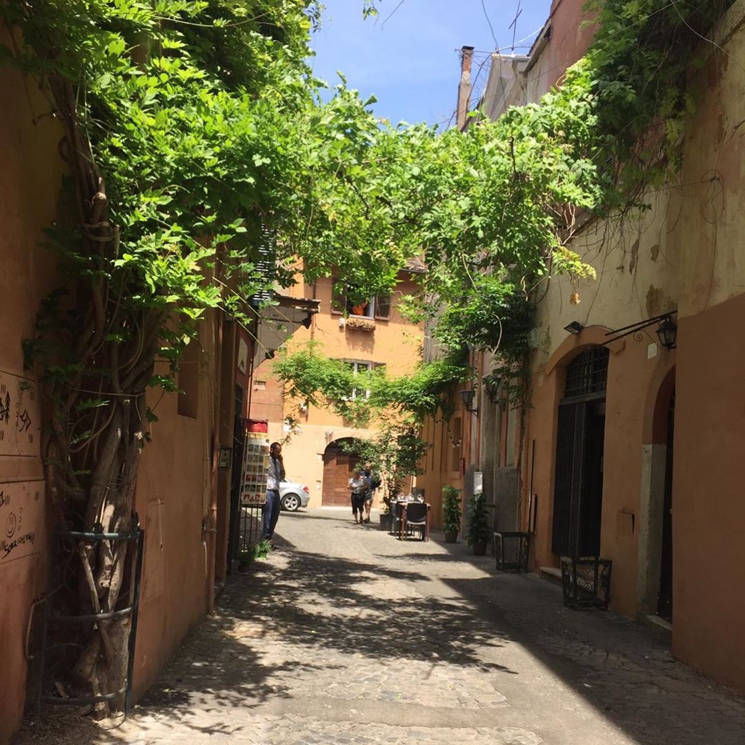 25ans ただいまイタリア ローマにて撮影中 1枚目は下町にある路地裏の風景 2枚目は小さな教会の回廊です 何気ない日常がとても絵になる街 25ans 25a Wacoca Japan People Life Style