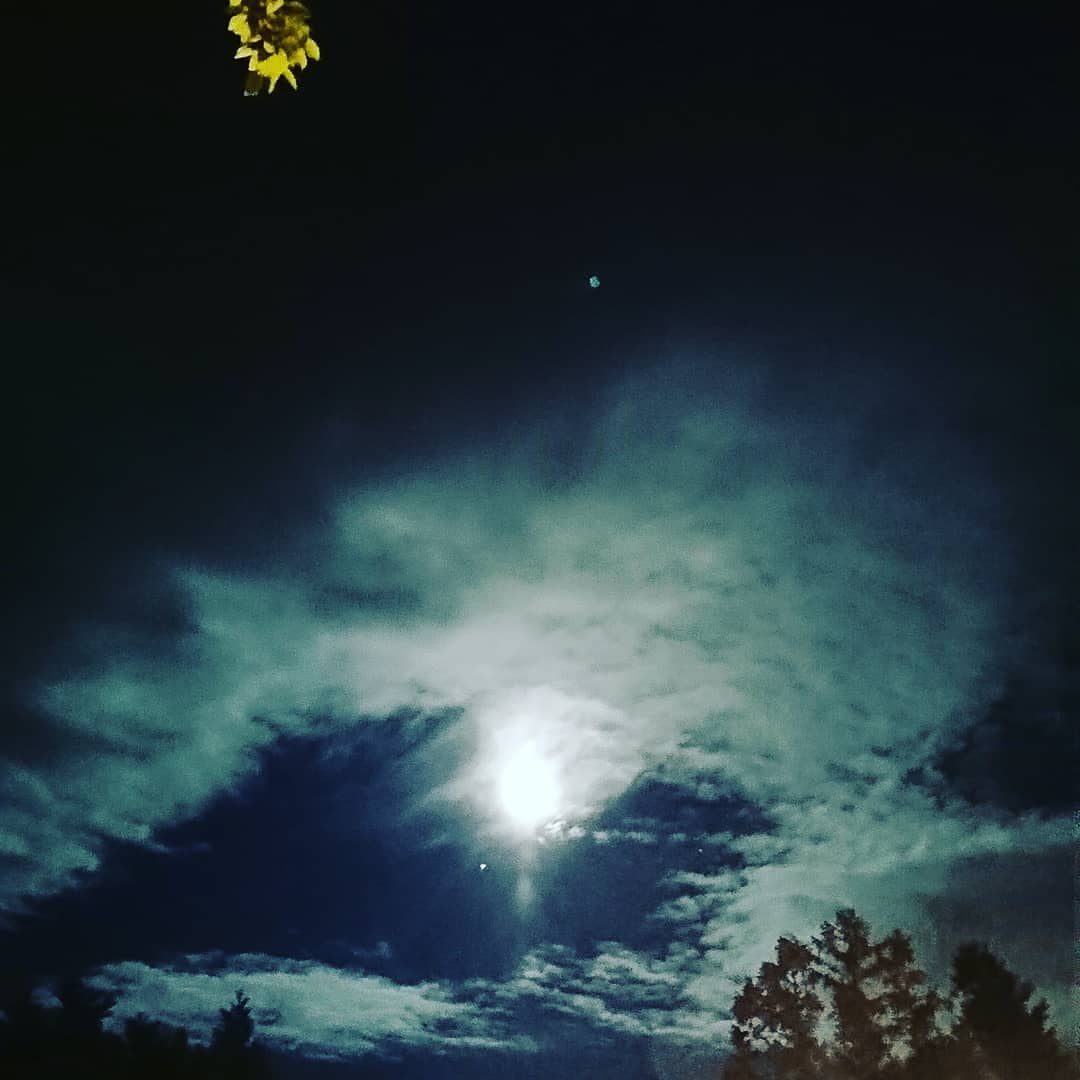 西山茉希 待ち受けにしました 待ち受けってまだ言っていいの ロック画面 ホーム画面 満月 6月17日 ストロベリームーンと呼ぶらしき月 太陽が好きだけ Wacoca