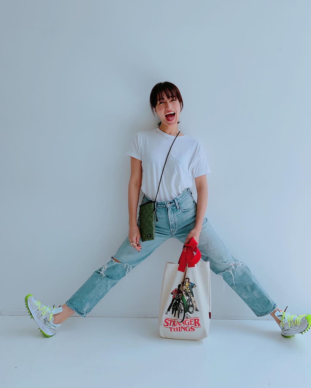 佐田真由美 Otonamuse 今月号の付録のポシェット トートバッグもついてる と今一番気に入ってる Strangerthings のbag 白t Hanes Wacoca Japan People Life Style