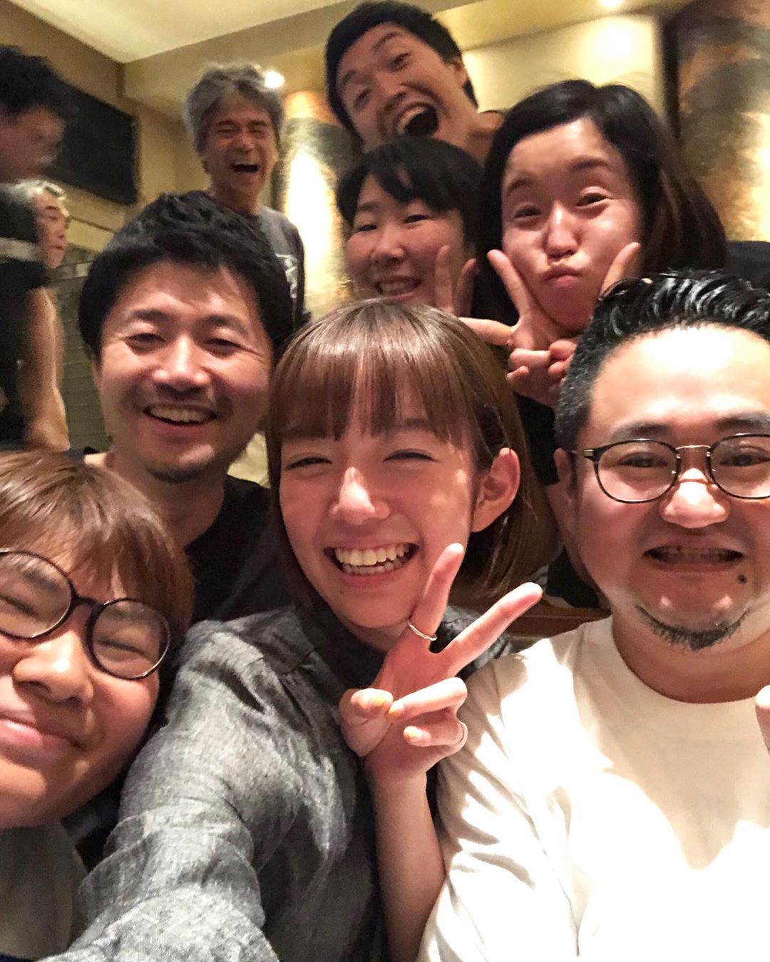 佐藤栞里 笑コラファミリー まだまだ父母兄弟親戚たくさんおりますが この日はずっとお世話になっていた方の卒業式 隣にいらっしゃる眼鏡の淳一おじさん Adさん Wacoca Japan People Life Style