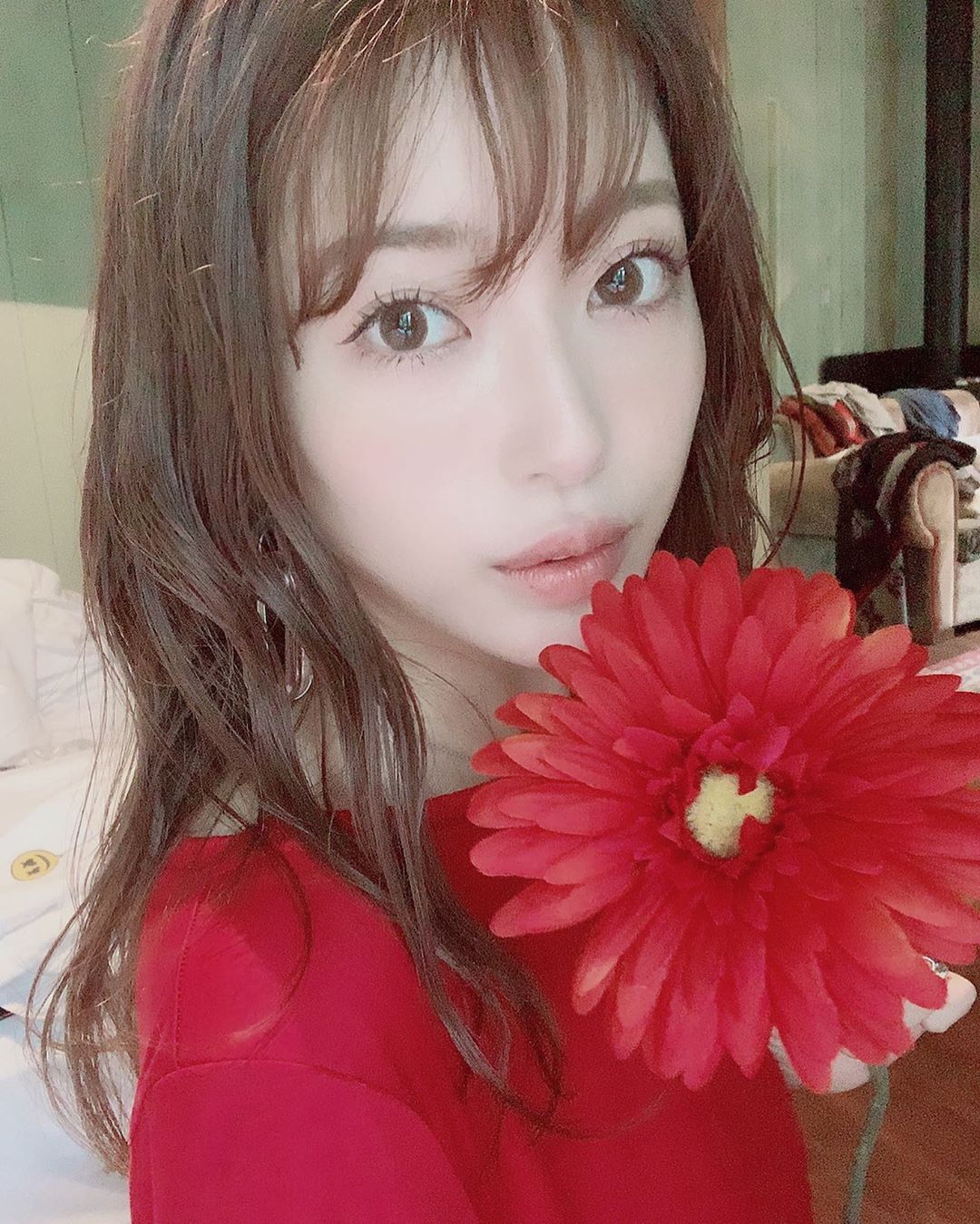 舟山久美子 前髪切りました わかるかな？ 後ろ髪伸びたら前髪作りたいなと思ってたので出来ました。 梅雨時期だと巻きが取れやすいのでオイルを