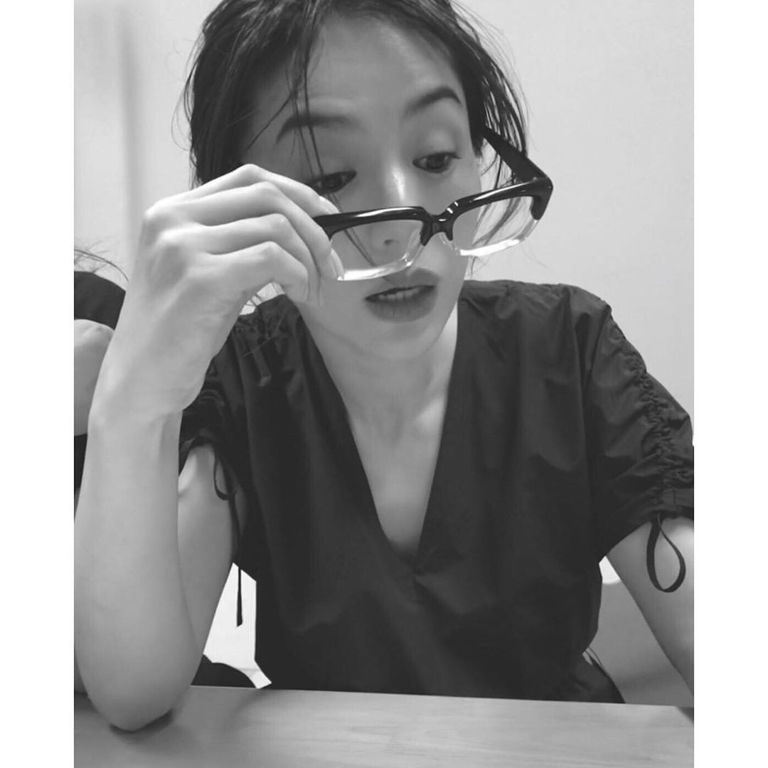 井川遥 やらずにはいられない 小道具 眼鏡 ハンジさんのメガネ 新調したっていうから おっさん気どり おしゃれメガネ Kose 新cm 眼鏡は全く関係なく オフ Wacoca Japan People Life Style