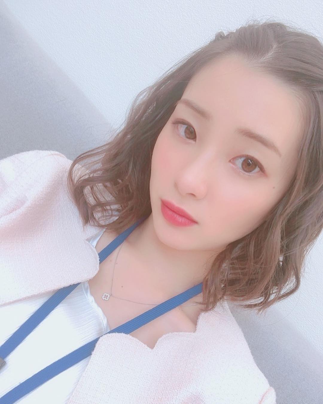 足立梨花 久々デコ出しスタイル﻿ ﻿ サギデカ ドラマ 楽しい現場 服も髪の毛も 自由な女の子 放送 お楽しみに デコ出し