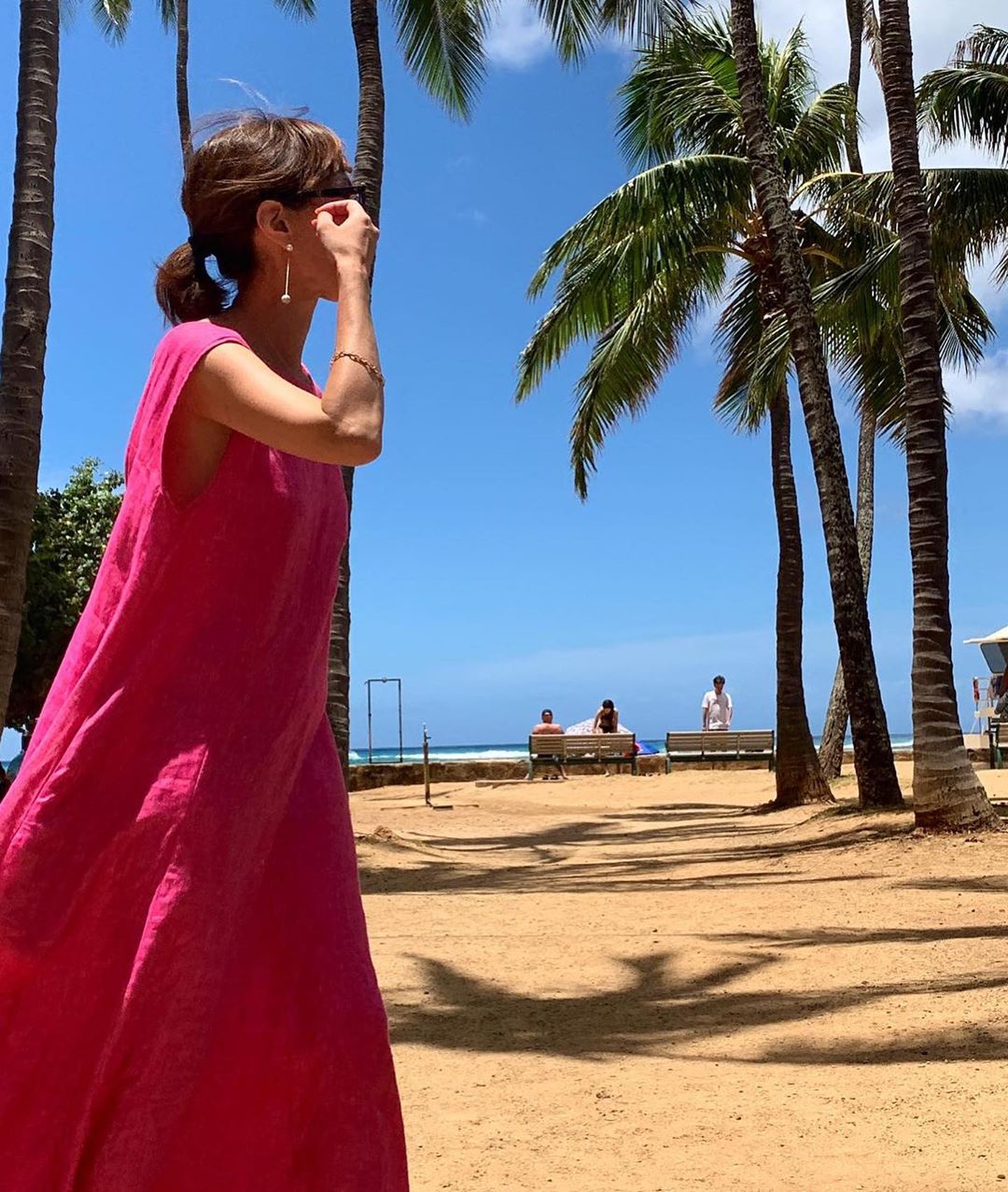 @佐々木敬子: 今日もいい1日でした ありがとう Hawaii MYLANのpinkのリネンワンピース着てマイランのお店の前のビーチにて…この