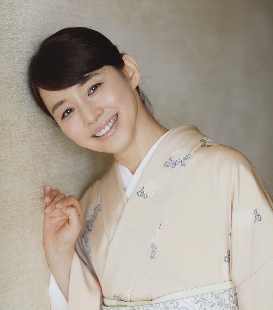 石田ゆり子 美しいキモノ の 撮影にて 着物を着ると 心の奥深くから じんわりと 幸せな気持ちになります 今回も 本当に素敵な 美しい着物を 着せていただきました 感 Wacoca Japan People Life Style