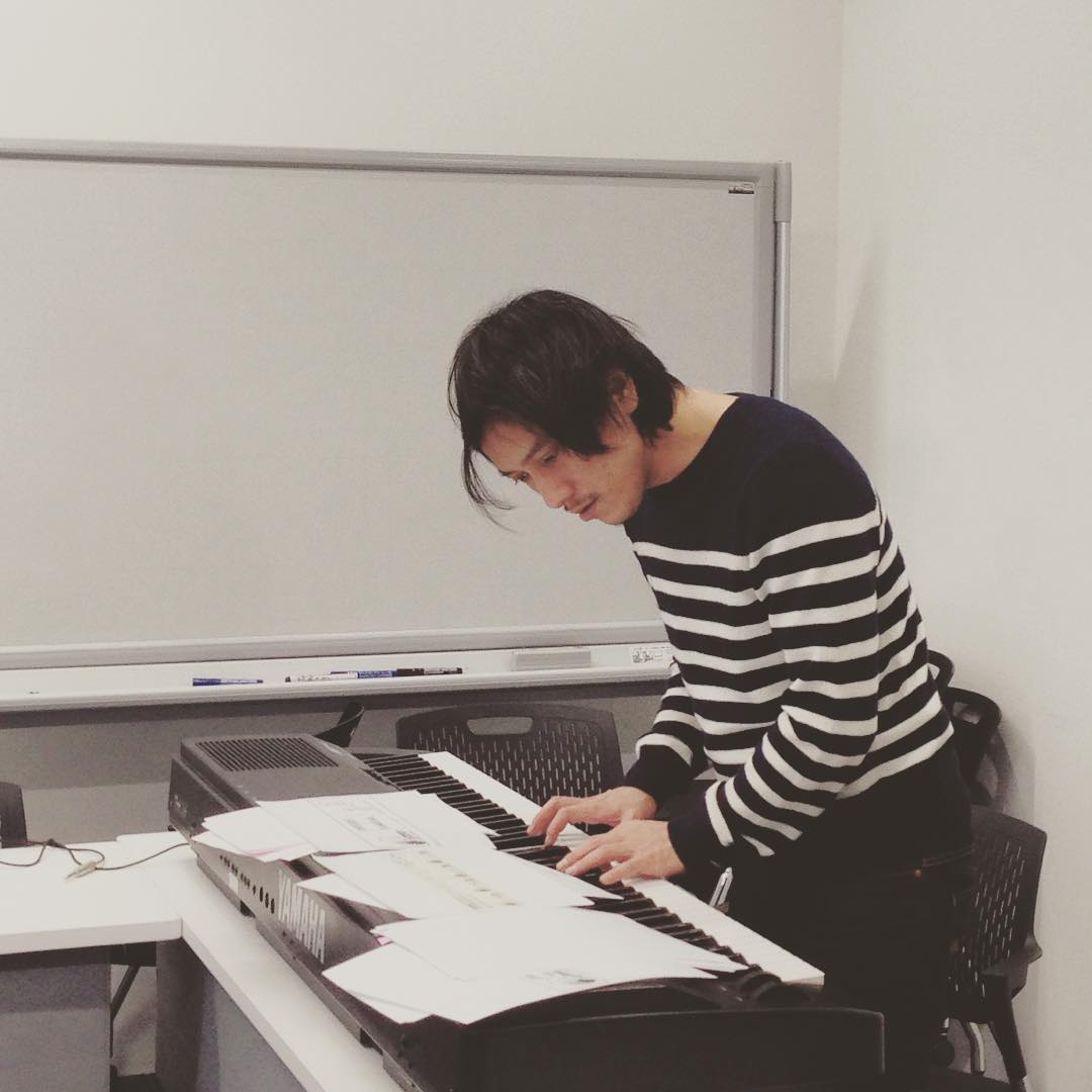 Penmagazine Peanuts の音楽と言えば 今回シュローダーヘッズ 渡辺シュンスケさんにも取材させていただきました シュローダー の音符を紐解くべく ピアノを持ち込んで楽譜 Wacoca Japan People Life Style