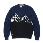 探してもなかなか見つからないのが、山の絵のセーター。本当に山で着るとトゥーマッチかも知れないけど、街の喫茶店で着るにはぴったりだと思うんだ。今季は〈ラコステ ラ...