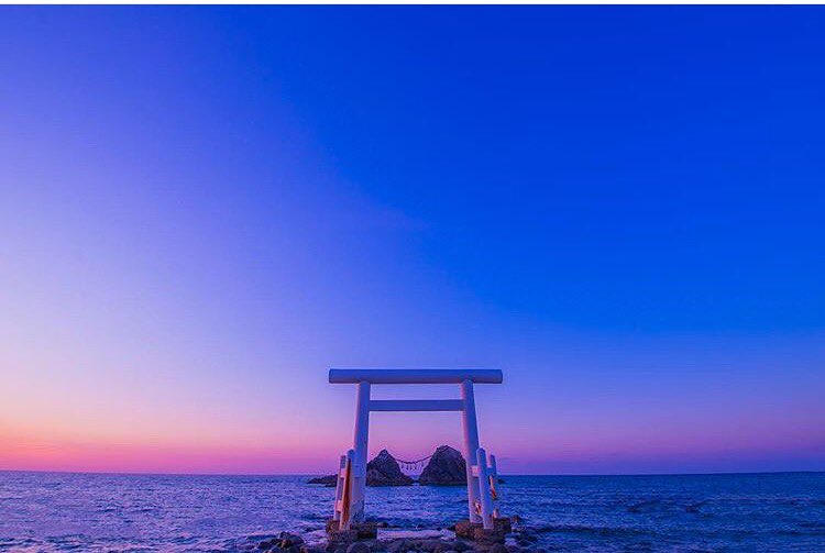Retrip News Retrip 糸島 福岡県 糸島にある二見ヶ浦 日本の夕陽100選にも選ばれたこの場所から見えるのは白い鳥居と夫婦岩 透明度の高い美しい海に浮かぶ姿はとって Wacoca Japan People Life Style