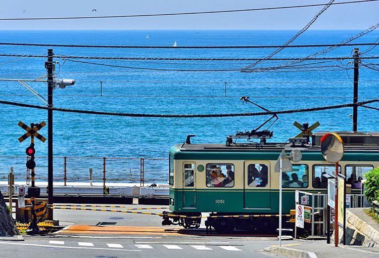 Retrip Nippon Retrip 鎌倉 神奈川県 鎌倉にある人気スポット 鎌倉高校前駅 江ノ島電鉄の無人駅で真正面には 七里ヶ浜が広がり絶景です 晴れた日には富士山や江ノ島を Wacoca Japan People Life Style Retrip Nippon Retrip 鎌倉 神奈川県 鎌倉にある人気スポット 鎌倉高校前駅 江ノ島電鉄の無人駅で真正面には 七里ヶ浜が広がり絶景です 晴れた日には富士山や江ノ島を Wacoca Japan People Life Style
