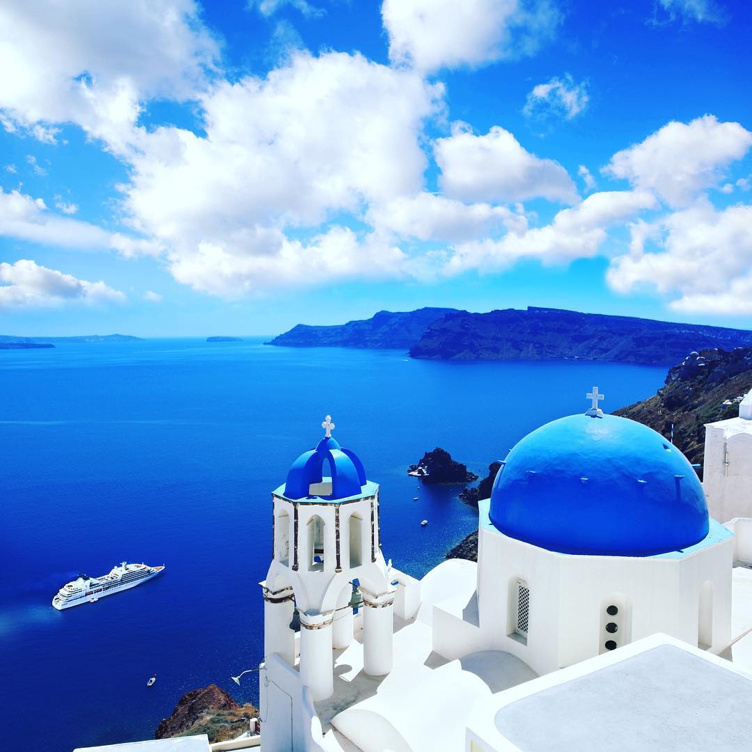 Ana Anaブルーを探して 青い屋根 サントリーニ島 ティラ ギリシャ 青空 雲 白い建物 Santorini Thira Greece A Wacoca