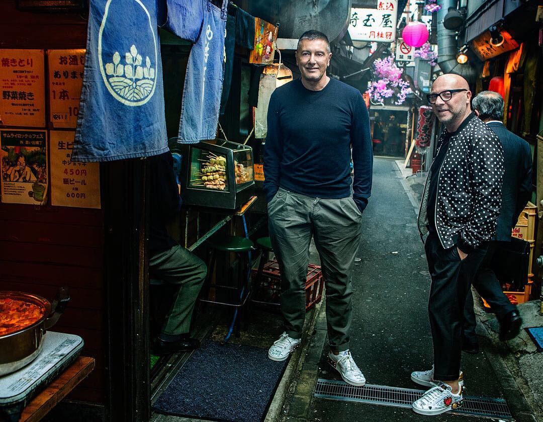 Gqjapan ドメニコ ドルチェとステファノ ガッバーナが東京にやってきた 数年ぶりに訪れる日本はどんな印象だろうか 新宿 思い出横丁でスペシャルシュートを行い 滞在先の Wacoca Japan People Life Style