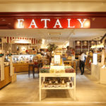 イタリアンフードマーケット&レストラン〈EATALY〉の日本最大店舗が、本日グランスタ丸の内にオープン。生ハムやチーズ、パスタ、ワインなど選りすぐりの食材が買え...