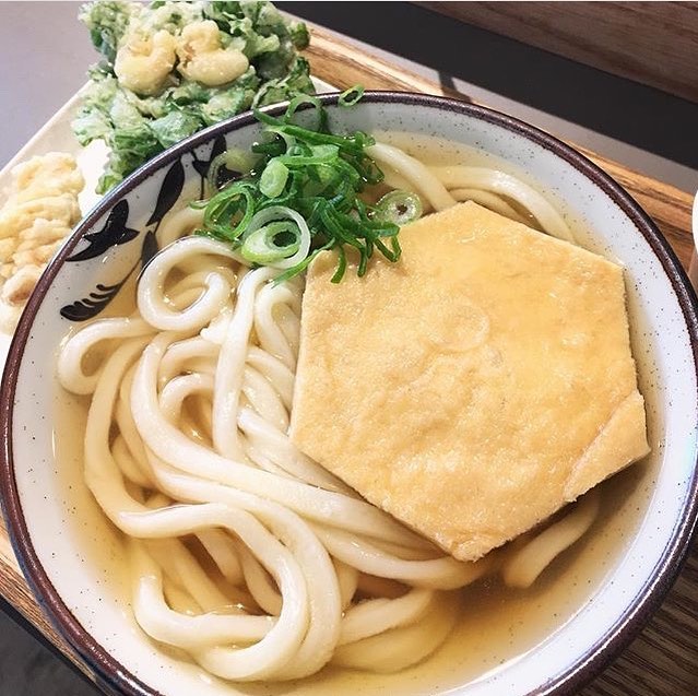 Retrip Gourmet Retrip うどん 大阪にある Udon Kyutaro はカフェに負けない オシャレな雰囲気が特徴の 立ち食いうどん店です 店主は香川の名店で修行を積んで Wacoca Japan People Life Style