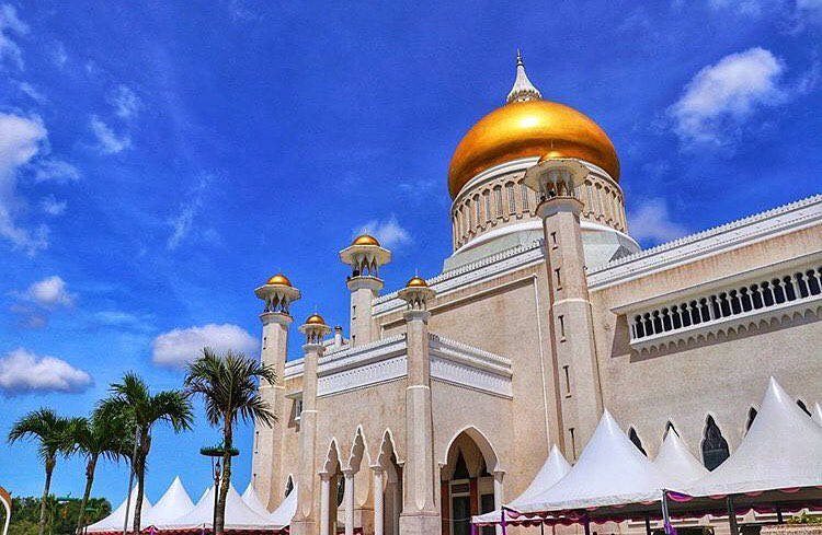 Retrip Global Retrip モスク 今回ご紹介するのは ブルネイの首都 バンダルスリブガワンにある スルターン オマール アリ サイフディーン モスク です 市街地の真ん Wacoca Japan People Life Style