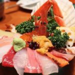 【RETRIP×海鮮丼】
金沢にある「やまさん寿司本店」では、北陸・日本海の旬な素材を使用した料理が頂けます。中でも人気なのが、お写真の海鮮丼です。迫力満点のそ...