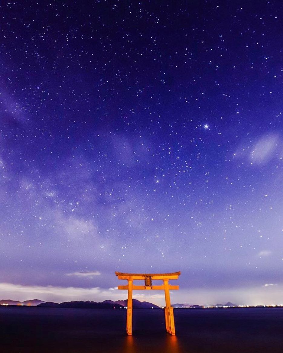 Retrip Nippon Retrip 星空 こちらは 滋賀県にある白髭神社 琵琶湖 に浮かぶような水中鳥居が有名ですよね 絶景パワースポットとして知られています 輝く星空と朱色の鳥居 Wacoca Japan People Life Style