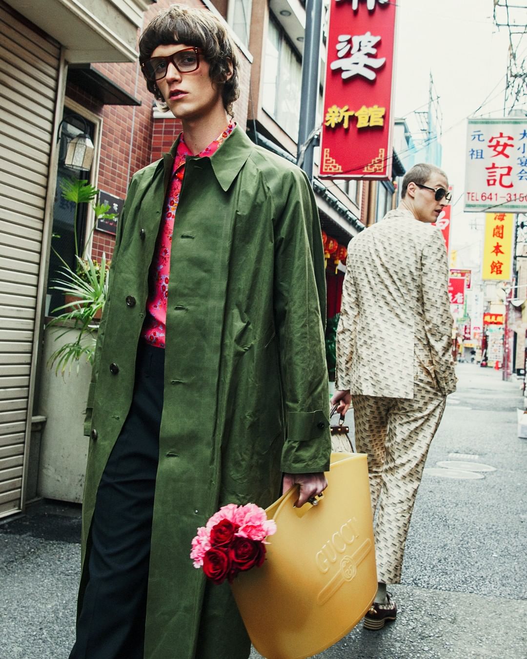 Gqjapan Gucciのスプリングアウターは 独特な風合いが魅力のワックスドコットンのコート 武骨なミリタリーカラーにフェミニンなブラウスを合わせた Go Out And Wacoca Japan People Life Style