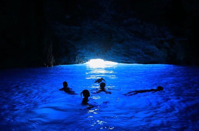 Retrip Global Retrip 青の洞窟 ナポリ湾に浮かぶカプリ島といえば 青の洞窟 が有名ですよね 天候によって入場できないことも多い場所ですが ベストシーズンは波が穏や Wacoca Japan People Life Style