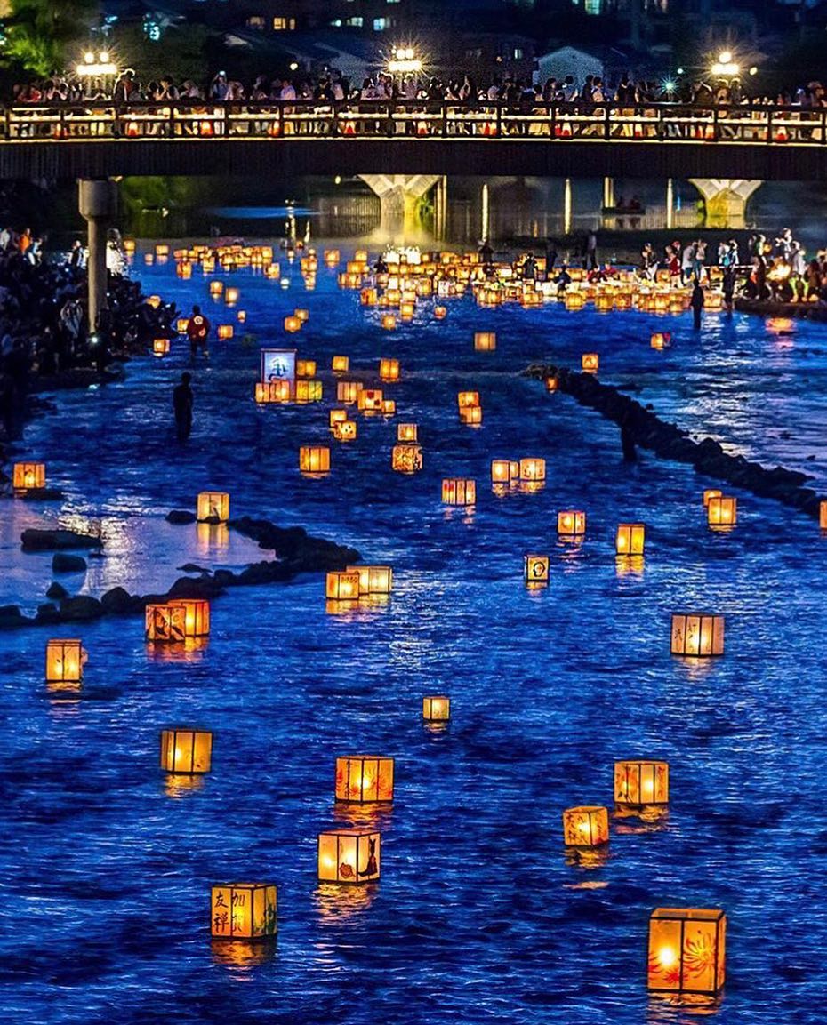 Retrip Nippon Retrip 絶景 今年で67回を迎えた金沢百万石祭 初日である1日には 浅野川で加賀友禅灯篭流しが行われました 川の上に浮かぶ灯篭が幻想的な景色を作り出し Wacoca Japan People Life Style Retrip Nippon Retrip 絶景 今年で67回を迎えた金沢百万石祭 初日である1日には 浅野川で加賀友禅灯篭流しが行われました 川の上に浮かぶ灯篭が幻想的な景色を作り出し Wacoca Japan People Life Style