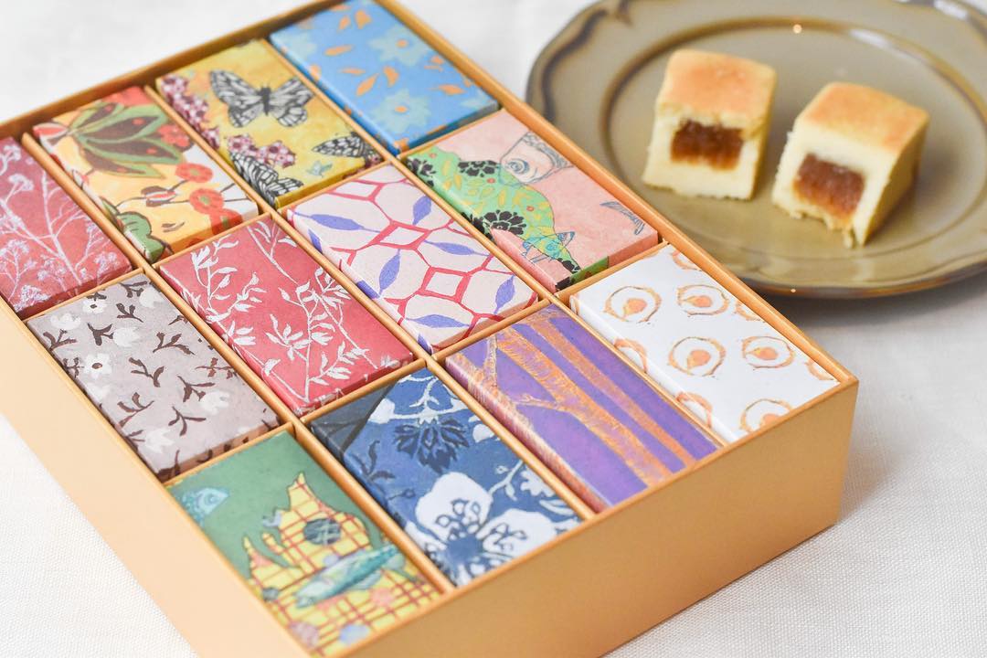Cotrip 台北土産にもらってうれしい オークラプレステージ台北 のパイナップルケーキ カラフルでレトロなパッケージが目を引きます １つ１つ柄が違うのも 嬉しいポイン Wacoca Japan People Life Style